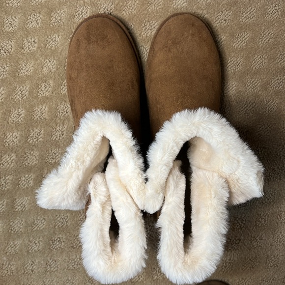 NEW Cushionaire Kenzie Faux Fur Trim Wedge Boot - Picture 2 of 8